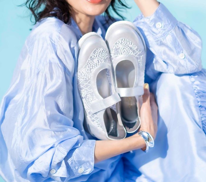 ミスキョウコのチュールメリージェーン(商品番号104238)は、クラシックなメリージェーンに涼やかなチュールレースと光沢感のある牛革を合わせ、愛らしい印象に仕上げました