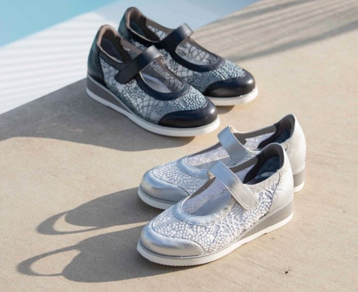 カラーは、ホワイトとネイビーの涼やかな2色展開です。