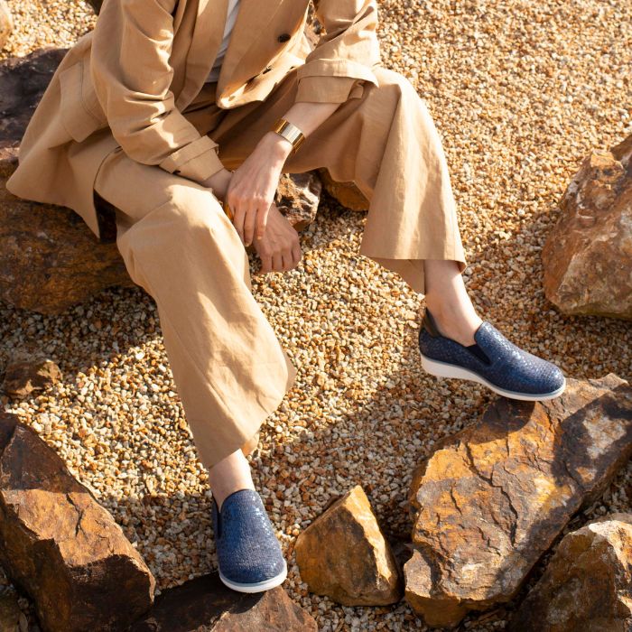 ミスキョウコの水面のきらめきメッシュスリッポン(商品番号104239)は、まるで水面のようにきらめき、春夏の装いをワンランクアップさせるスリッポン。