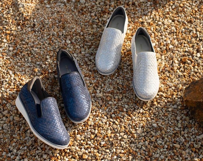 ランダムな箔プリントの革紐を編み込んだメッシュは、上品で洗練された印象を与えます。カラーは、シルバーとネイビーの2色。