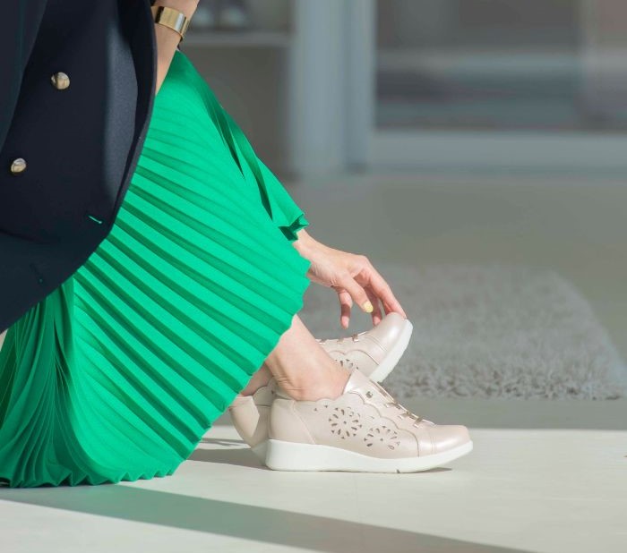 ミスキョウコのフラワーカットワークスニーカー(商品番号106043)は、お花やレースをイメージしたカットワークで