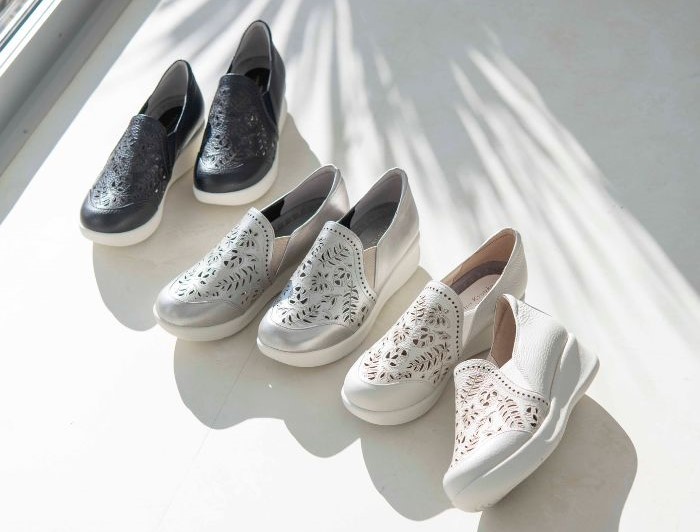 カラーは、ブラック、ホワイト、ライトグレーのベーシックな3色。