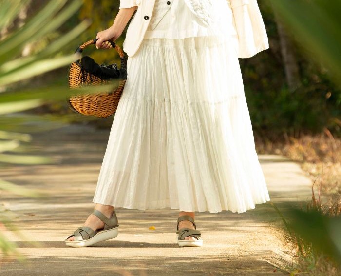 簡単調節面ファスナーサンダル(商品番号153543)は、ステッチやシボ革でカジュアルさを持たせつつ、ミニマルで洗練された印象に仕上げたサンダルです。